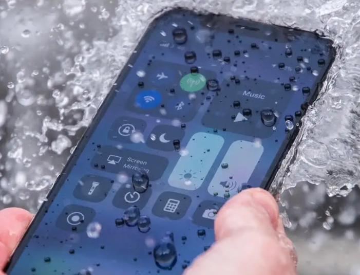 iPhone Kena Air Masih Bisa Diselamatkan? Ini Penjelasannya!